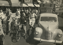 501640 Afbeelding van de verkeersdrukte op het Vredenburg te Utrecht, met veel fietsers.